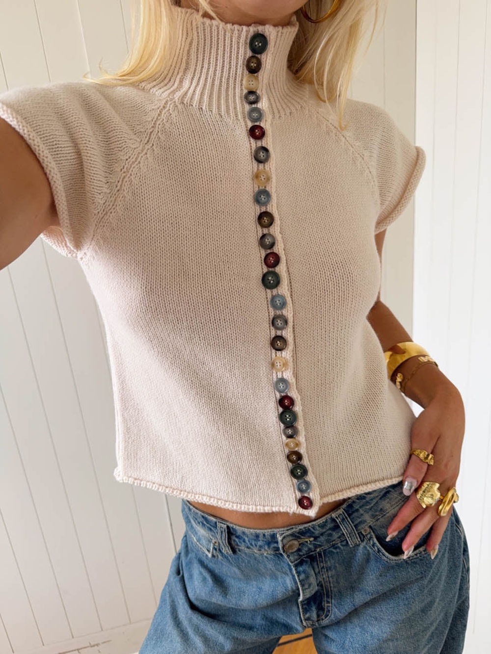 SCANDIVV SHORT SLEEVED KNIT WITH BUTTONS – BEIGE/OFF-WHITE